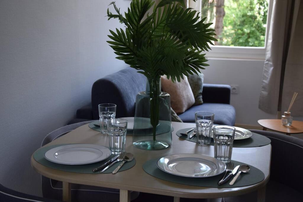 Elegant T2 A Bron, Tramway A 2Min, Box Parking, 4Personnes Apartment Exterior photo